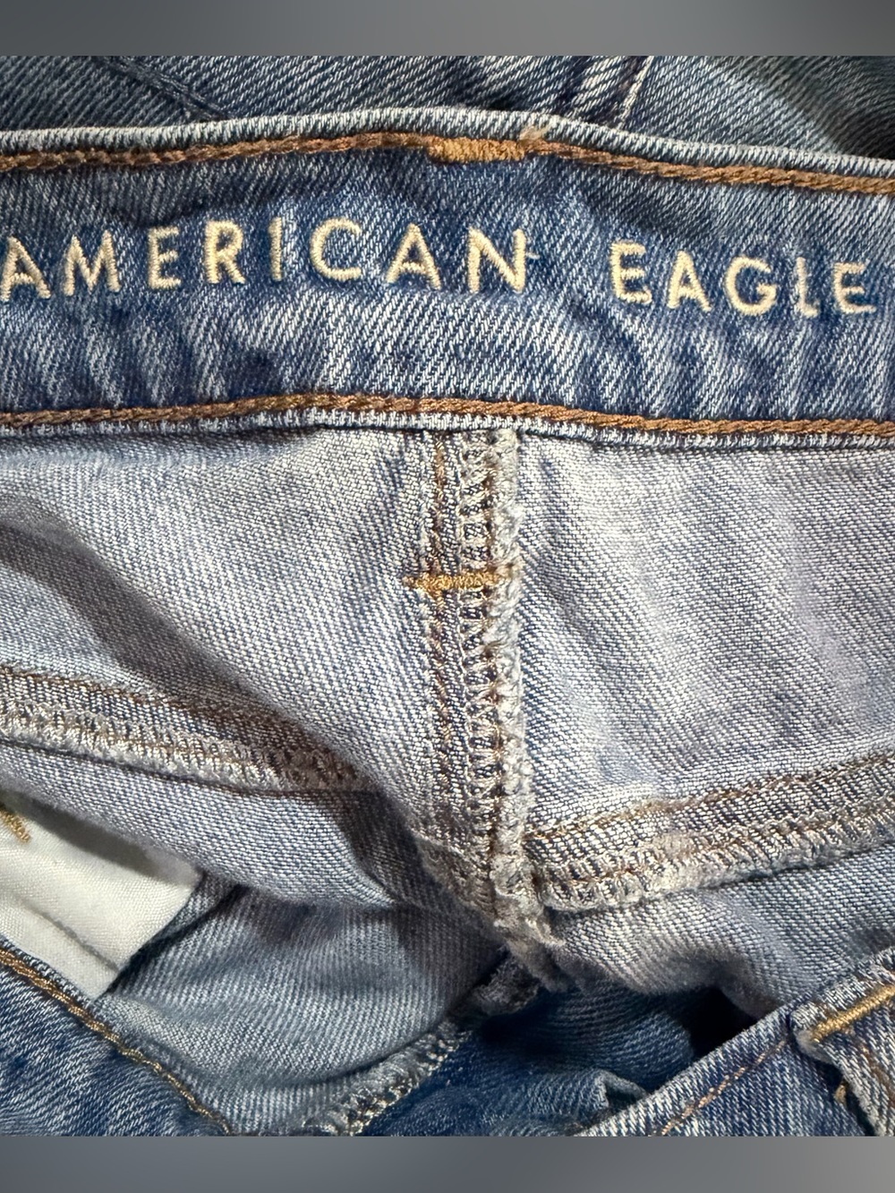 American Eagle Mom Shorts Light Wash Denim Cuffed High Rise Size 8 - Picture 4 of 6